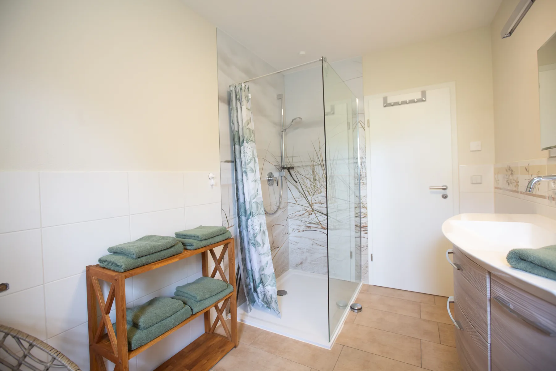 Modernes Bad mit Dusche und neuem Schrank