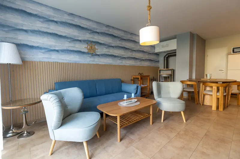 Heller Wohnbereich der Ferienwohnung in Stralsund mit Sitzecke